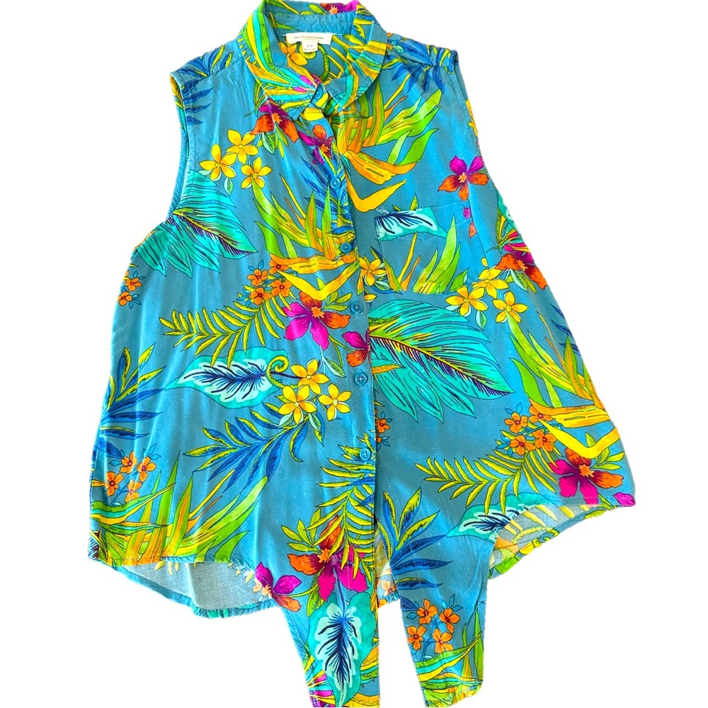 Women's botanical print no sleeves shirt.
